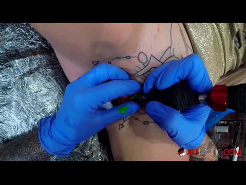 ❤️ Estremamente tatuato hottie Sully Savage ottenuto un tatuaggio sul suo clitoride ❤❌ Pornoal it.xxxifuck.ru ️❤